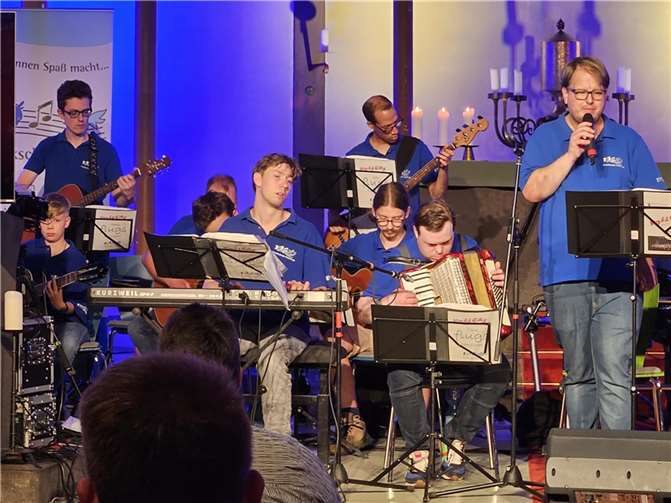 Inklusion ist mehr als ein Wort: „Vollgas Connected“ ist eine Band mit gehandicapten und nicht-gehandicapten Musikerinnen und Musikern. Am Donnerstag, 4. Juli, 18.30 Uhr, konzertiert die Band mit dem Volkesfelder Chor „Taktvoll“ am Riedener Waldsee.  Foto: „Vollgas Connected“