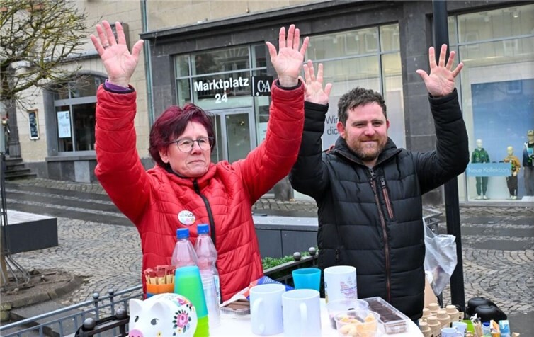 Inklusion war ein Schwerpunktthema der Veranstaltung. Manuela Wange mit ihrem Sohn Thommy Wange. Sie applaudieren in Gebärdensprache.
