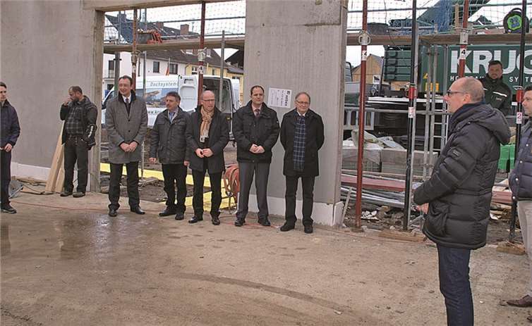 Inmitten der Bauarbeiten fand dann die Grundsteinlegung statt.