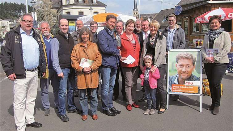 Inmitten der CDU-Familie überreichte Detlef Odenkirchen den Gewinnerinnen ihre Gutscheine.privat