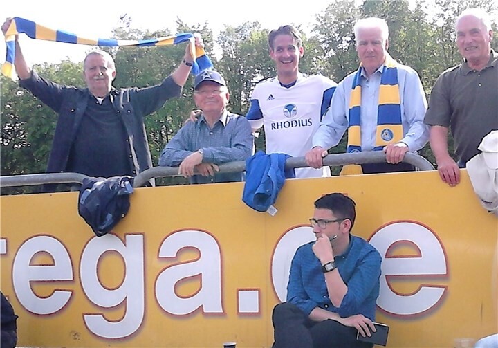 Inmitten der Fans feiert Tobias Wirtz (3.v.l.) trotz der 3:5-Niederlage in Gonsenheim den Klassenerhalt. Er wird nach acht Jahren die Sportvereinigung verlassen.privat