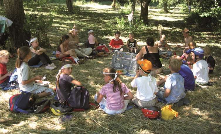 Inmitten der Natur erleben die Kinder das Erwachen des Frühlings. privat
