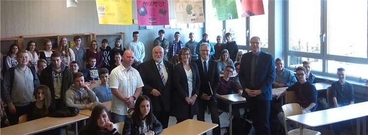 Inmitten der Schülerinnen und Schüler v.l.n.r.: Geschichtslehrer Gordon Götze, MdL Dieter Klöckner, MdL Josef Dötsch, MdL Katharina Raue, Schulleiter Gerhard Müller.privat