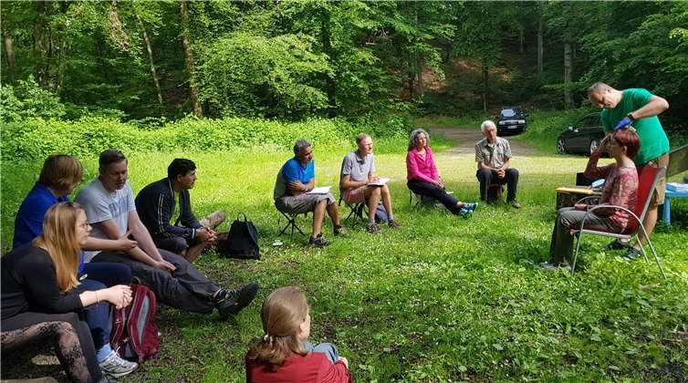 Inmitten des Waldes lernten die Teilnehmerinnen und Teilnehmer mit Notfallsituationen umzugehen. Foto: Stadtverwaltung Lahnstein