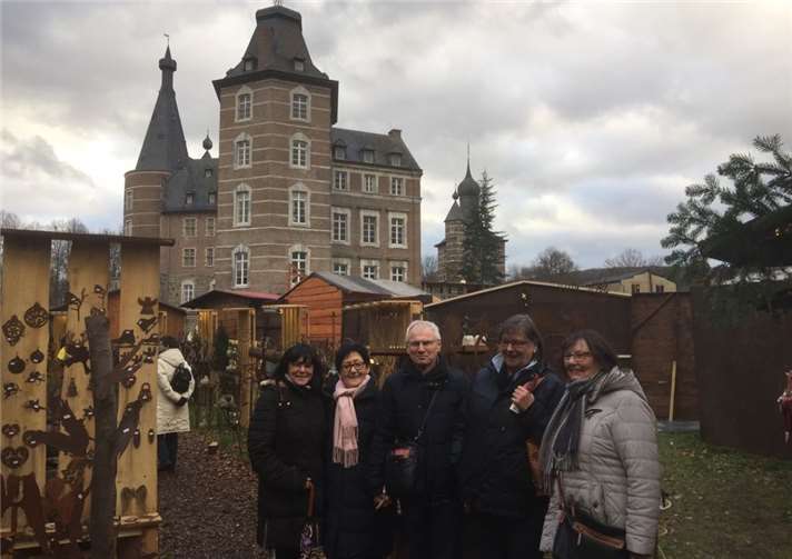 Inmitten eines großen Parks liegt das eindrucksvolle Schloss Merode, dessen Anblick sich die LandFrauen natürlich nicht entgehen lassen haben. Privat
