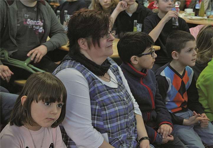 Inmitten ihrer Schützlinge: Elke Keldenich betreut die Bambini-Wehr in Brohl. TER