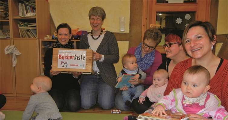 Inmitten kleiner Bücherwürmer überreichte Hendrikje Krancke von Rheinbach liest e.V. (2. v.l.) die Bücherkiste an die Elterninitiative Kleinkinder Wibbelstätz e.V., vertreten von Sylvia Paetzold-Siewert (1. v.l.).privat