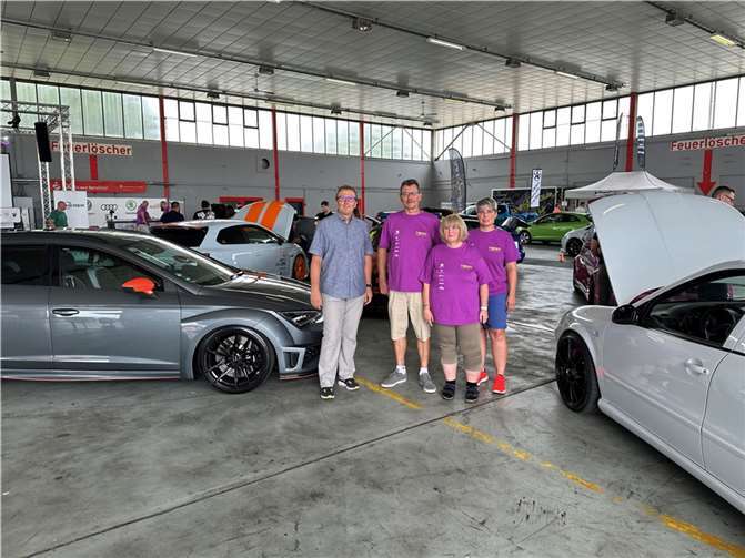 Inmitten spanischer und getunter Automobilkultur (von links): Joachim Plitzko, Beigeordneter VG Mendig, Manfred, Birgit und Jacqueline Blang vom Verein seatmeeting.com.  Foto: VG-Verwaltung Mendig/Stefan Pauly