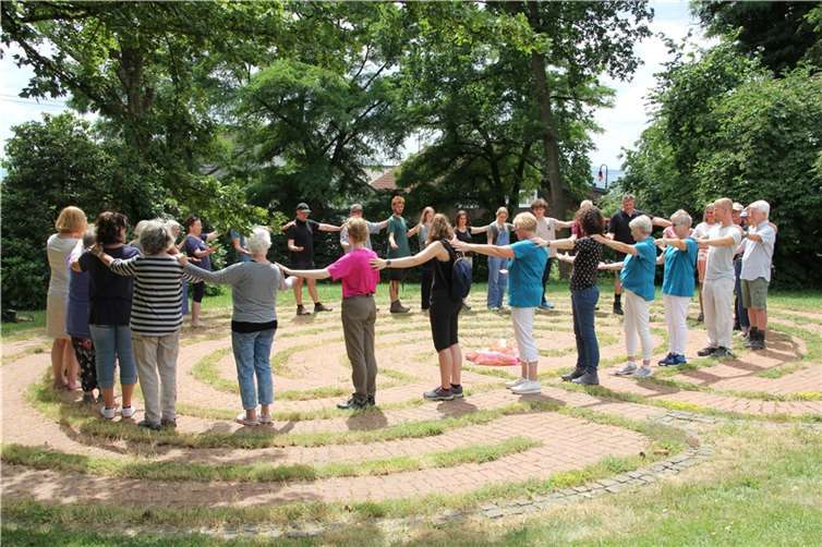 Innehalten, Segen empfangen und weitergeben: Die Pilgergruppe um Präses Dr. Thorsten Latzel mit Schüler*innen aus Dierdorf und aktiven Evangelischen aus dem Kreis Neuwied kam mit dem aktuellen Kurs im Haus der Stille zur Mittagsmeditation zusammen.  Foto: Haus der Stille