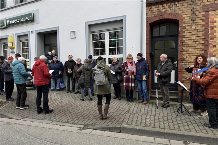 Innehalten bei den Stolpersteinen in der Johannesstraße in Niederlahnstein.