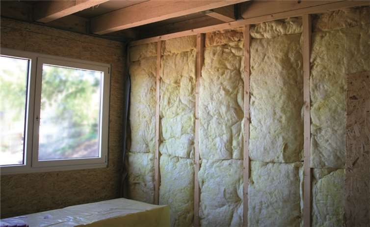 Innendämmungen müssen sehr sorgfältig ausgeführt werden. Gelangt warme Raumluft in die Dämmschicht, können Feuchteschäden und Schimmel entstehen - deshalb muss in vielen Fällen eine Dampfsperre eingebaut werden.Rainer Sturm, pixelio.de