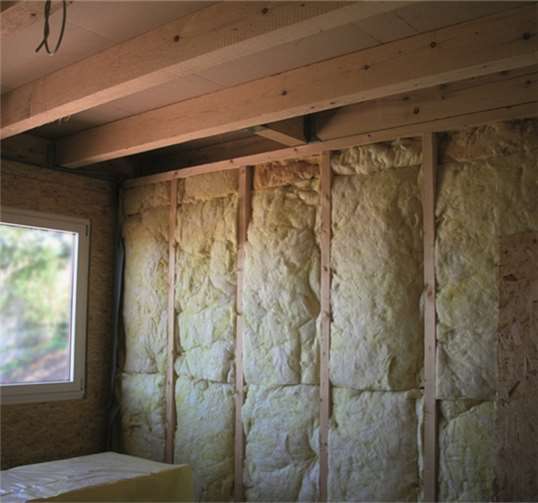 Innendämmungen müssen sehr sorgfältig ausgeführt werden. Gelangt warme Raumluft in die Dämmschicht, können Feuchteschäden und Schimmel entstehen - deshalb muss in vielen Fällen eine Dampfsperre eingebaut werden.R. Sturm, pixelio.de