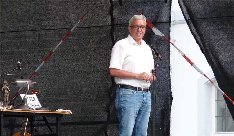 Innenminisrter Roger Lewentz begrüßte Künstler und Gäste.Foto: HE