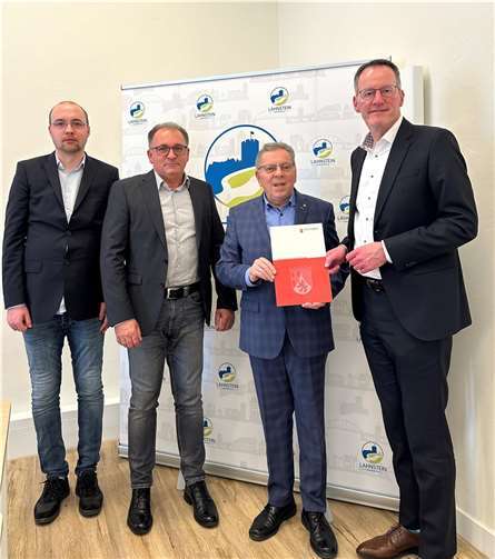 Innenminister Ebling überreichte Bürgermeister Dornbusch den KIPKI-Förderbescheid im Lahnsteiner Rathaus. (von links nach rechts: Klimaschutzmanager Michael Kiefer, Fachbereichsleiter Thomas Becher, Bürgermeister Adalbert Dornbusch, Innenminister Michael Ebling).  Foto: Marie Keßler / Stadtverwaltung Lahnstein