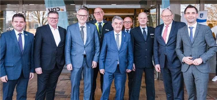 Innenminister Herbert Reul im Kreis der Ehrengäste .Fotos: Heiko Heinen/Wachtberg