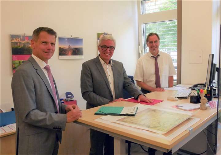Innenminister Lewentz beim Start des historischen Luftbilder-Dienstes mit dem Präsidenten des LVermGeo, Dr. Jörg Kurpjuhn (links) und Abteilungsleiter Dr. Dierk Deußen (rechts).  Foto: LVermGeo RLP