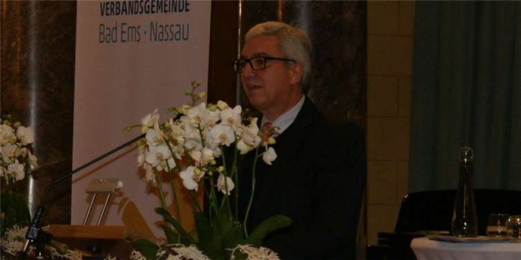 Innenminister Lewentz brachte einen Zuwendungsbescheid als Geschenk mit.