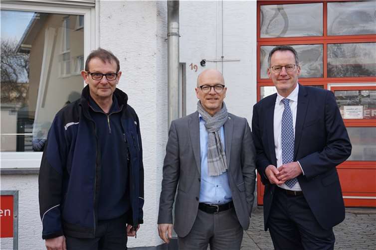 Innenminister Michael Ebling (1.v.r.) beim Besuch zur Übergabe des Förderbescheides an Oberbürgermeister Dirk Meid (Mitte).  Foto: Stadt Mayen