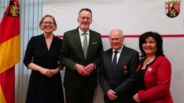 Innenminister Michael Ebling (2. v. l.) und die BUGA-Beauftragte der Landesregierung, Staatssekretärin Simone Schneider (1. v. l.), mit Peter Labonte (2. v. r.) und seiner Ehefrau Erika (1. v. r.).Quelle: Innenministerium RLP