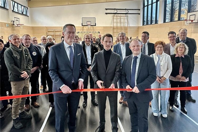 Innenminister Michael Ebling, Schulleiter Manuel Mouget und Oberbürgermeister Jan Einig schnitten das symbolische rote Band zur Eröffnung der neuen Marienschul-Turnhalle durch.Foto: Stadt Neuwied / Ulf Steffenfauseweh
