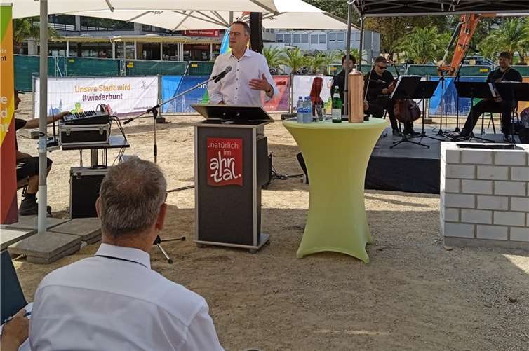 Bad Neuenahr-Ahrweiler: Startschuss für neue Kuranlagen Innenminister Michael Ebling bei seiner Ansprache im Kurpark.