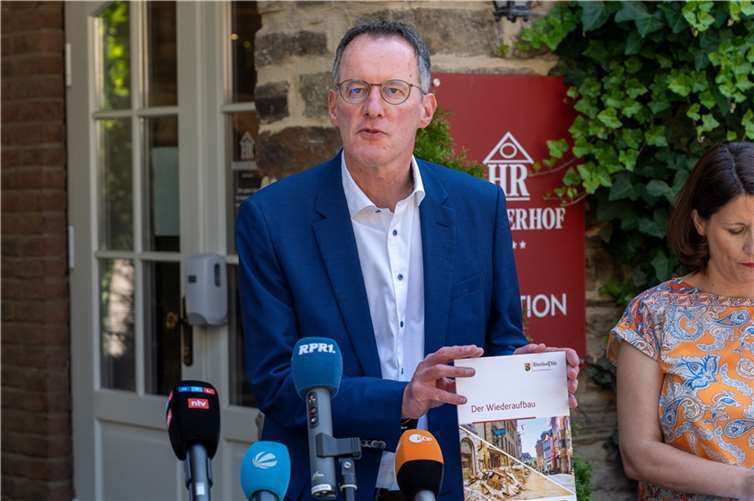 Innenminister Michael Ebling stellte den Bildband zum Wiederaufbau in Rheinland-Pfalz vor.  Foto: Entwicklungsagentur RLP