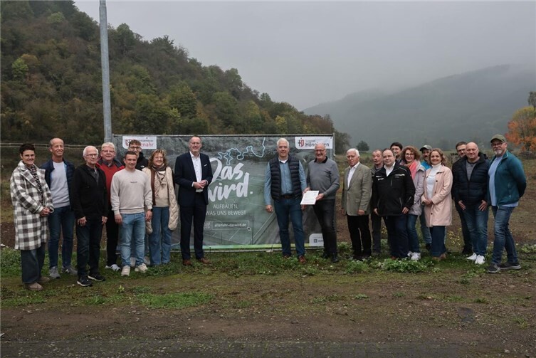Innenminister Michael Ebling überreicht Förderbescheid für Sportplatz in Hönningen und Förderbescheid für Gemeindehaus in Liers an die Ortsgemeinde Hönningen.  Foto: Werner Dreschers