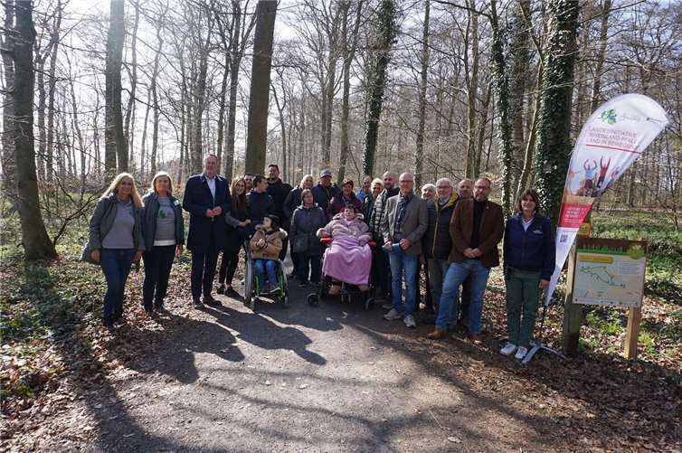 Innenminister Michael Ebling und Oberbürgermeister Dirk Meid freuen sich über die Auszeichnung „Leichter Weg“.  Foto: Jacqueline Blang/ Stadt Mayen