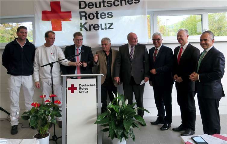 Innenminister Roger Lewentz (3. von rechts) und Landrat Frank Puchtler (2. von rechts) waren dabei, als die neue DRK-Rettungswache in Nassau ihrer Bestimmung übergeben wurde.Foto: privat