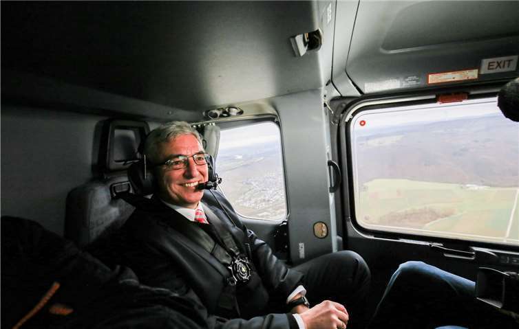 Innenminister Roger Lewentz beim Rundflug über Rhein und Mosel.