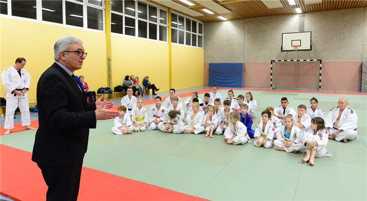 Innenminister Roger Lewentz dankte den Eltern und auch den Ehrenamtlichen des Vereins für ihren Einsatz im Judo-Club.