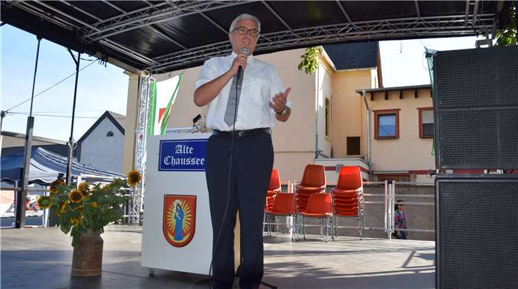 Innenminister Roger Lewentz gratulierte derGemeinde Kruft zu der gelungenen Neugestaltung der Straße.