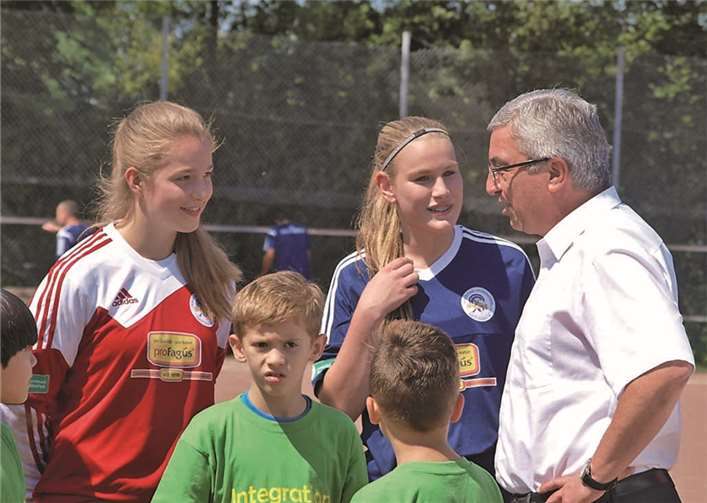 Innenminister Roger Lewentz im Gespräch mit den Bundesliga-Damen des FFC Montabaur kurz vor Spielbeginn.