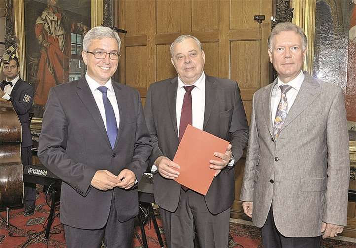 Innenminister Roger Lewentz (l.) mit Horst Eckhardt und dessen Nachfolger Wolfgang Fromm.