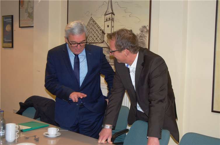 Innenminister Roger Lewentz (links) im Gespräch mit Maximilian Mumm, dem Bürgermeister der Verbandsgemeinde Maifeld.