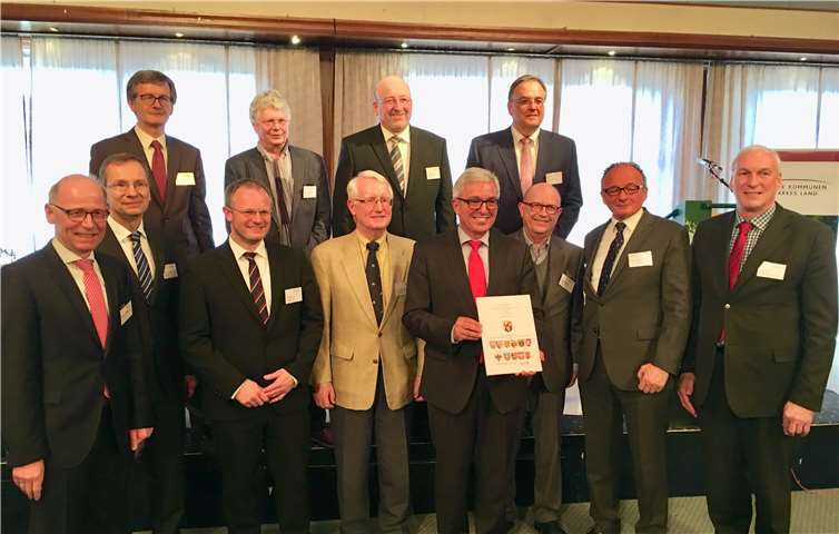 Innenminister Roger Lewentz mit den Bürgermeistern der teilnehmenden Kommunen.Privat