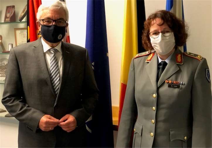 Innenminister Roger Lewentz mit der Kommandeurin und ärztlichen Direktorin im Bundeswehr Zentralkrankenhaus Koblenz, Generalarzt Dr. Almut Nolte. Foto: Ministerium d. Innern u. f. Sport