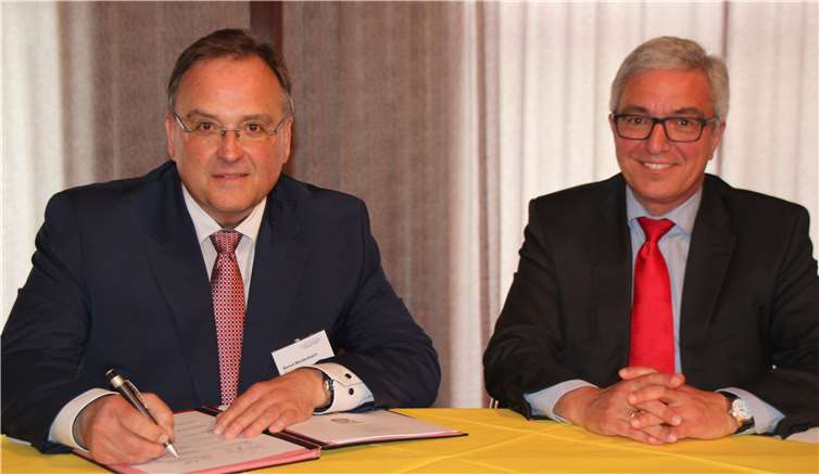 Innenminister Roger Lewentz (r) und Bürgermeister Bernd Weidenbach unterschreiben die Kooperationsvereinbarung in Bad Breisig.