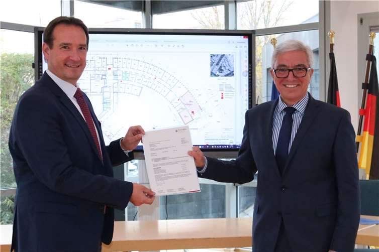 Innenminister Roger Lewentz (re.) überreichte dem Bürgermeister der Verbandsgemeinde (VG) Weißenthurm, Thomas Przybylla, einen Förderbescheid des Landes Rheinland-Pfalz für den Anbau des VG-Rathauses.Foto: VG Weißenthurm