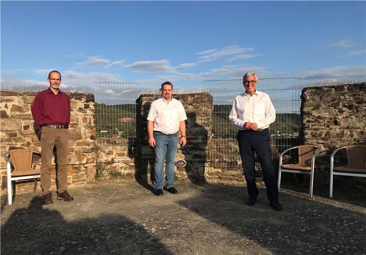 Innenminister Roger Lewentz (rechts im Bild) mit dem Vorstand des Historientürme Lahnstein e. V. Dr. Markus Fohr (Schriftführer, links) Sebastian Seifert (1. Vorsitzender, Mitte).Foto: privat