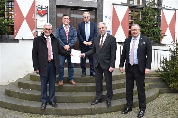 Innenminister Roger Lewentz übergibt den Förderbescheid an Stadtbürgermeister Hans-Georg Faust. Foto: Simone Schwamborn