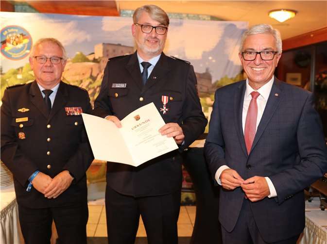 Innenminister Roger Lewentz überreicht Feuerwehr-Ehrenzeichen an Frank Hachemer, Präsident des andesfeuerwehrverbandes. Foto: Landesfeuerwehrverband