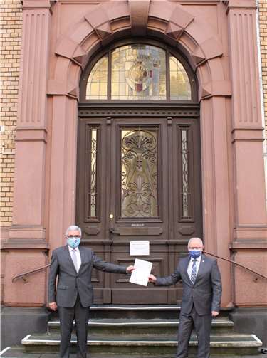 Innenminister Roger Lewentz überreicht Oberbürgermeister Peter Labonte den Förderbescheid über eine Summe von 500.000 Euro. Foto: Stadt Lahnstein