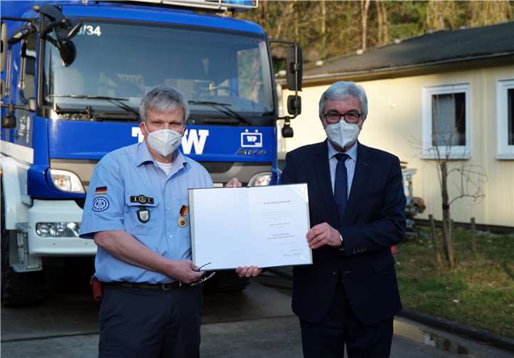 Innenminister Roger Lewentz überreicht Stephan Heinz als Anerkennung und Würdigung seiner ehrenamtlichen Dienste, die Verdienstmedaille des Landes Rheinland-Pfalz.