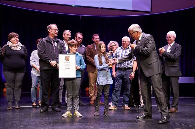 Innenminister Roger Lewentz überreicht der Ortsgemeinde Linkenbach die Silberauszeichnung.
