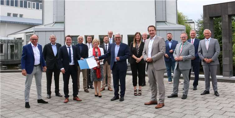 Innenminister Roger Lewentz überreichte den 11 teilnehmenden Kommunen den Änderungsbescheid zur Fortführung der interkommunalen Kooperation „Starke Kommunen - Starkes Land“ (SKSL) für weitere zwei Jahre.Quelle: VG bad Breisig