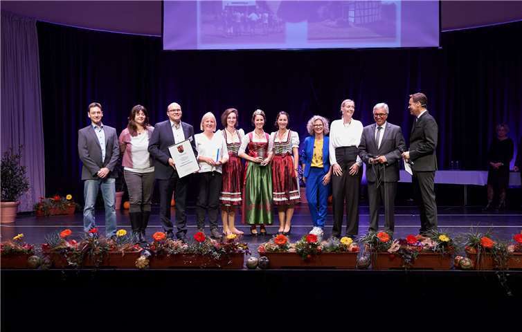 Innenminister Roger Lewentz überreichte der Ortsgemeinde Dattenberg Bronzeauszeichnung. Innenminister Roger Lewentz (2.v.r.) sowie der 1. Beigeordnete der Ortsgemeinde Dattenberg Stefan Betzing (3.v.l.), daneben Vertreter des Kreises, der Kreisjury, der Ortsgemeinde sowie die Weinkönigin Nina I mit zwei ihrer Weinprinzessinnen in der Bildmitte.Privat
