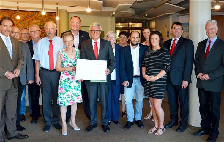 Innenminister Roger Lewentz überreichte die Verdienstmedaille des Landes Rheinland-Pfalz samt Urkunde an die Braubacherin Monika Freisberg. Die Familie sowie zahlreiche Freunde und Weggefährten waren bei der Feierstunde im Kreishaus mit dabei.Uwe Rindsfüßer
