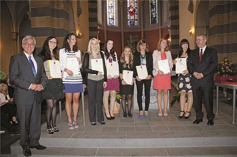 Innenminister Roger Lewentz und Direktor Klaus Weisbrod gratulieren den Prüfungsbesten.