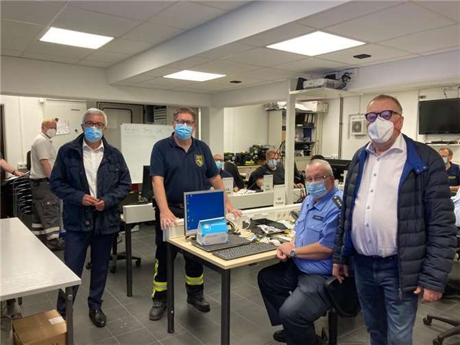 Innenminister Roger Lewentz und Landrat Dr. Jürgen Pföhler machten sich am Abend des 14. Juli 2021 im Krisenstab der Kreisverwaltung ein Bild der Lage. Foto: Archiv/Kreisverwaltung Ahrweiler